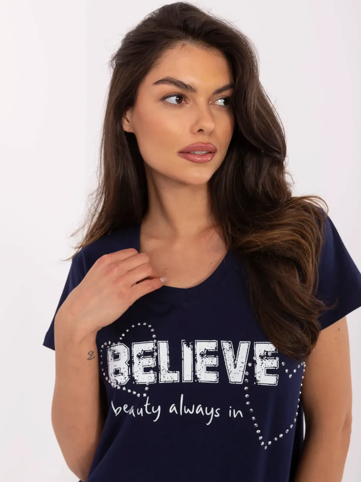 T-shirt z napisem i ozdobnymi dżetami - zdjęcie 1