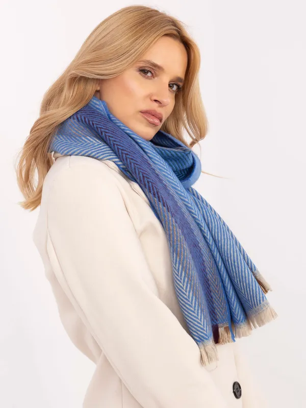 Klasyczny szal z frędzlami o splocie jodełki - widok 2