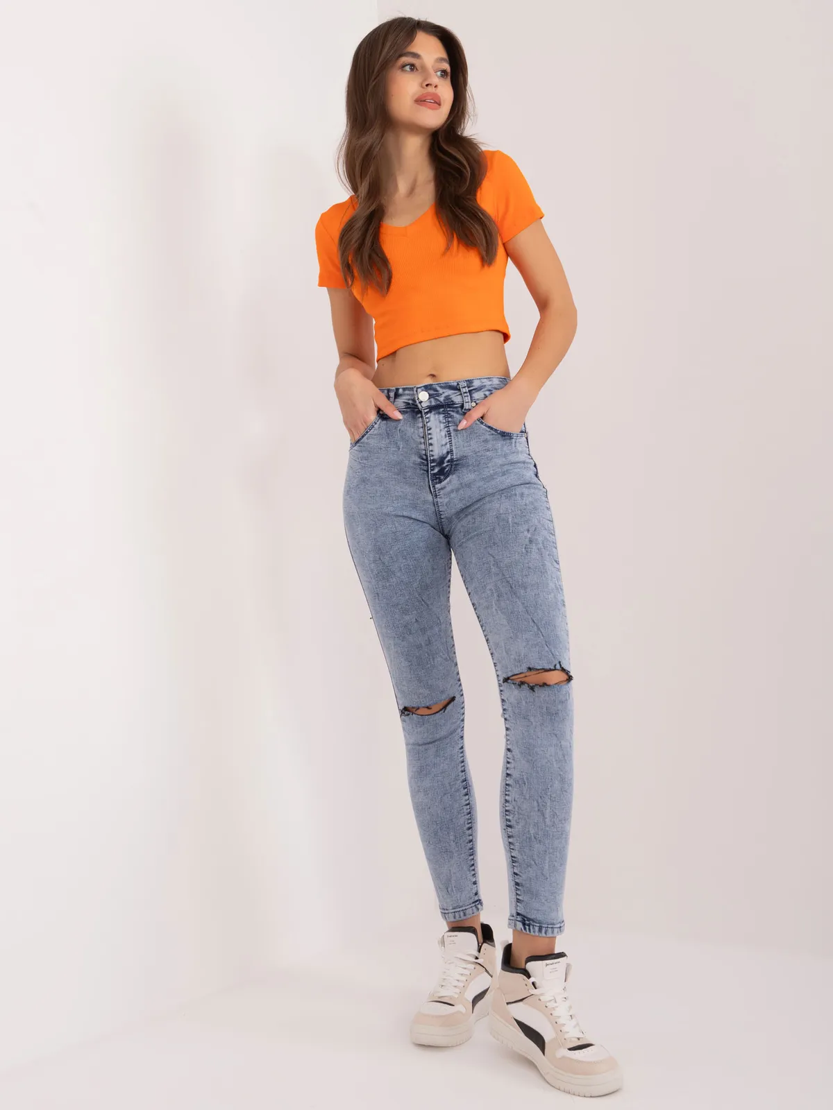 Niebieskie spodnie jeasowe high waist - zdjęcie 4