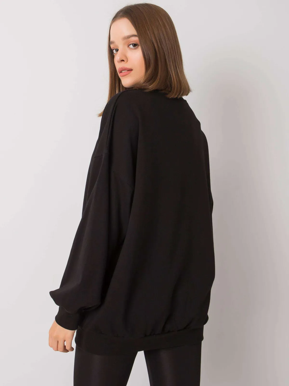Czarna bluza bez kaptura - zdjęcie 2