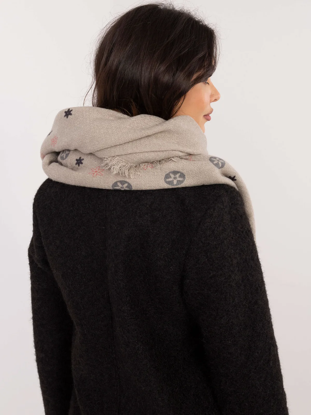 Oversize szal z motywem kwiatowym i frędzlami - zdjęcie 1