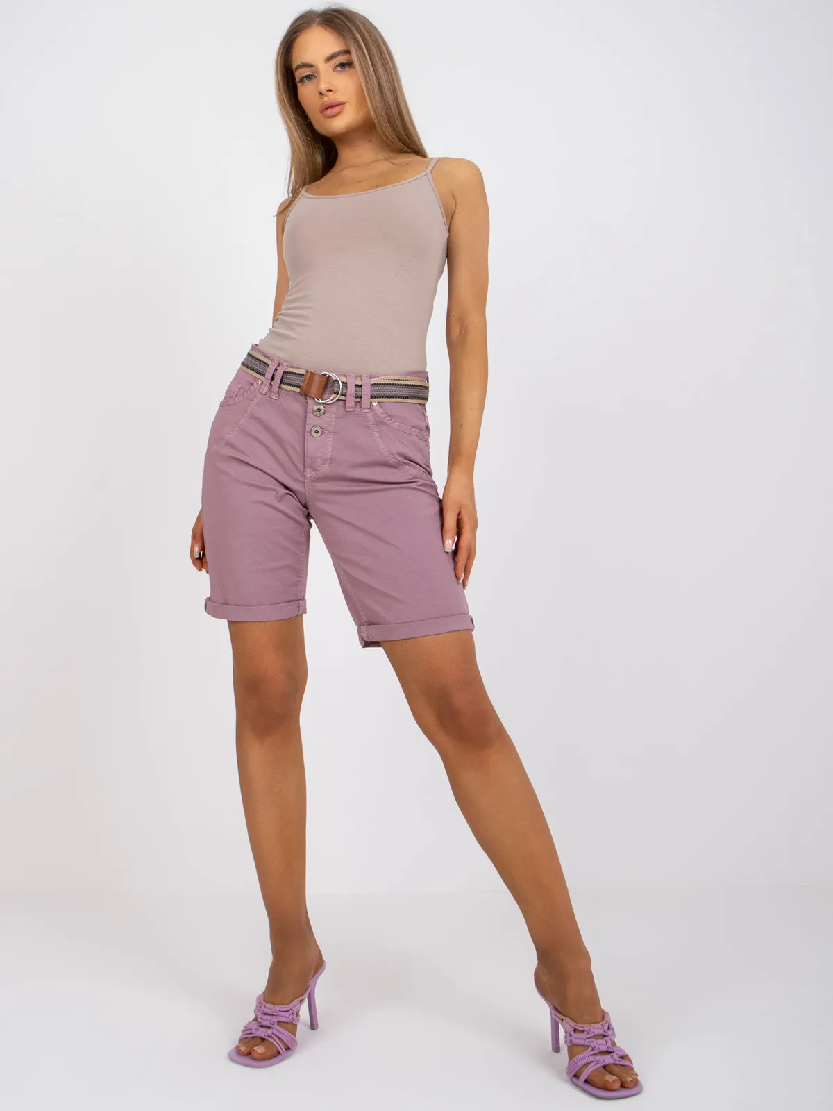 Wygodne szorty typu bermudy z paskiem - zdjęcie 1