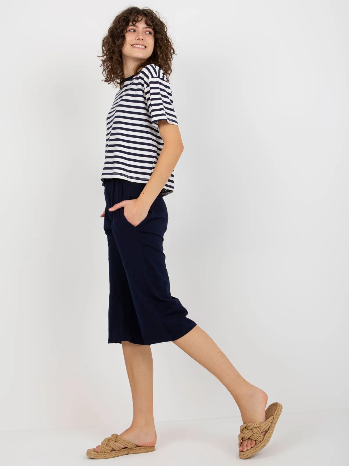 Granatowo-biały letni komplet basic z t-shirtem w paski - zdjęcie 4
