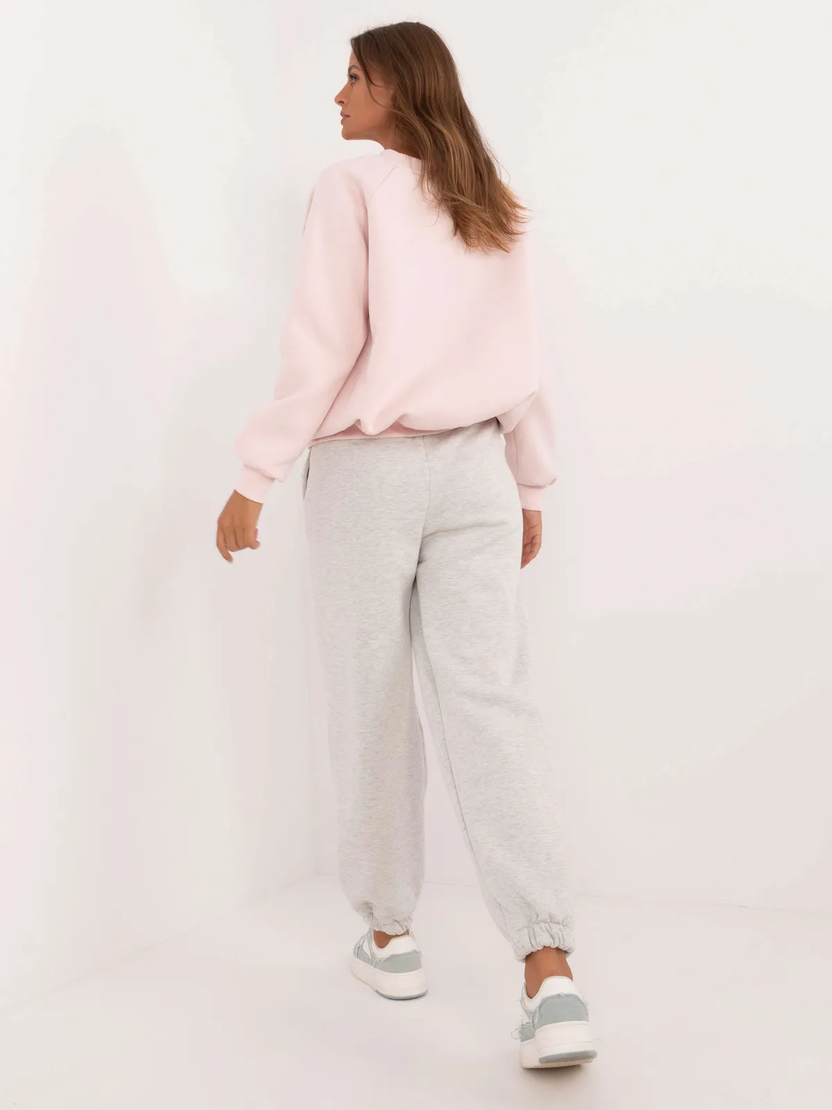Wygodny komplet dresowy z bluzą oversize i joggerami - zdjęcie 1