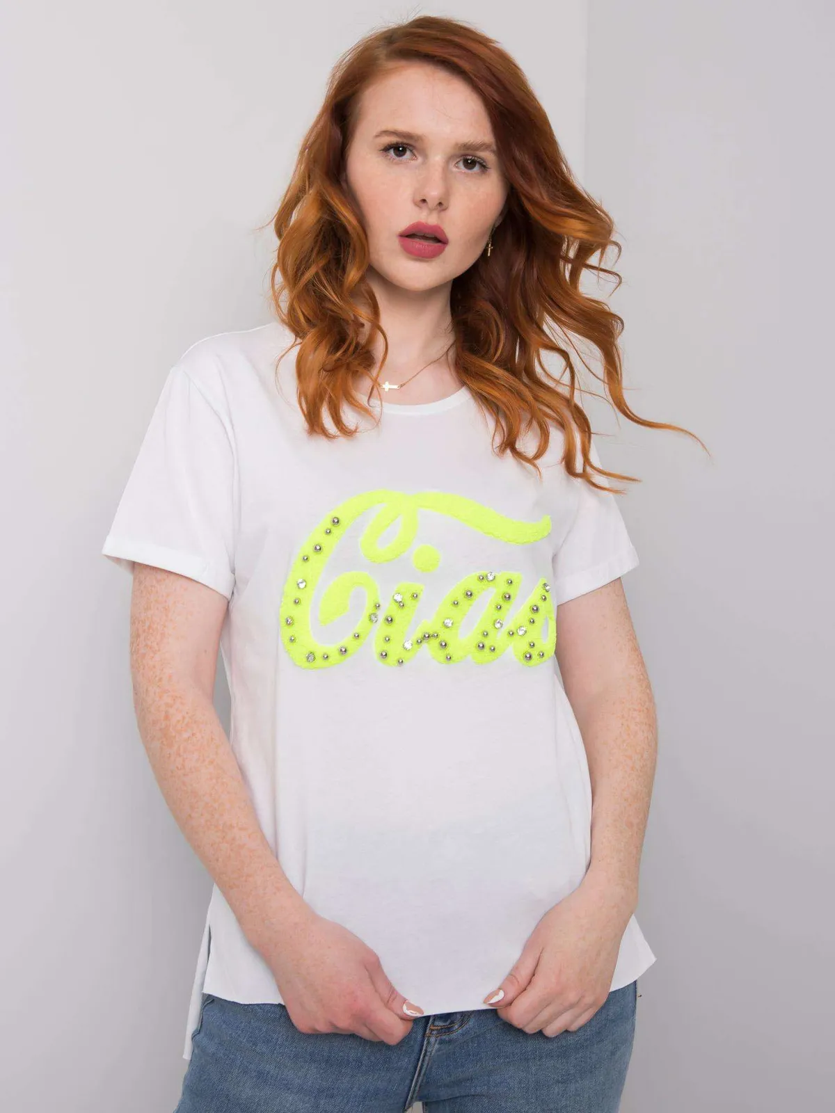 Czarny damski t-shirt z aplikacją - zdjęcie 3