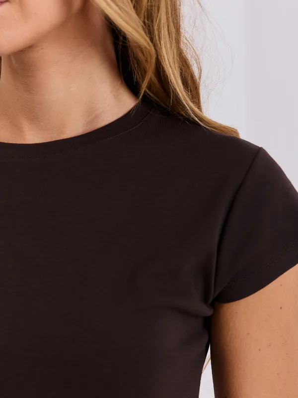 Klasyczny T-shirt o dopasowanym kroju typu basic - widok 2