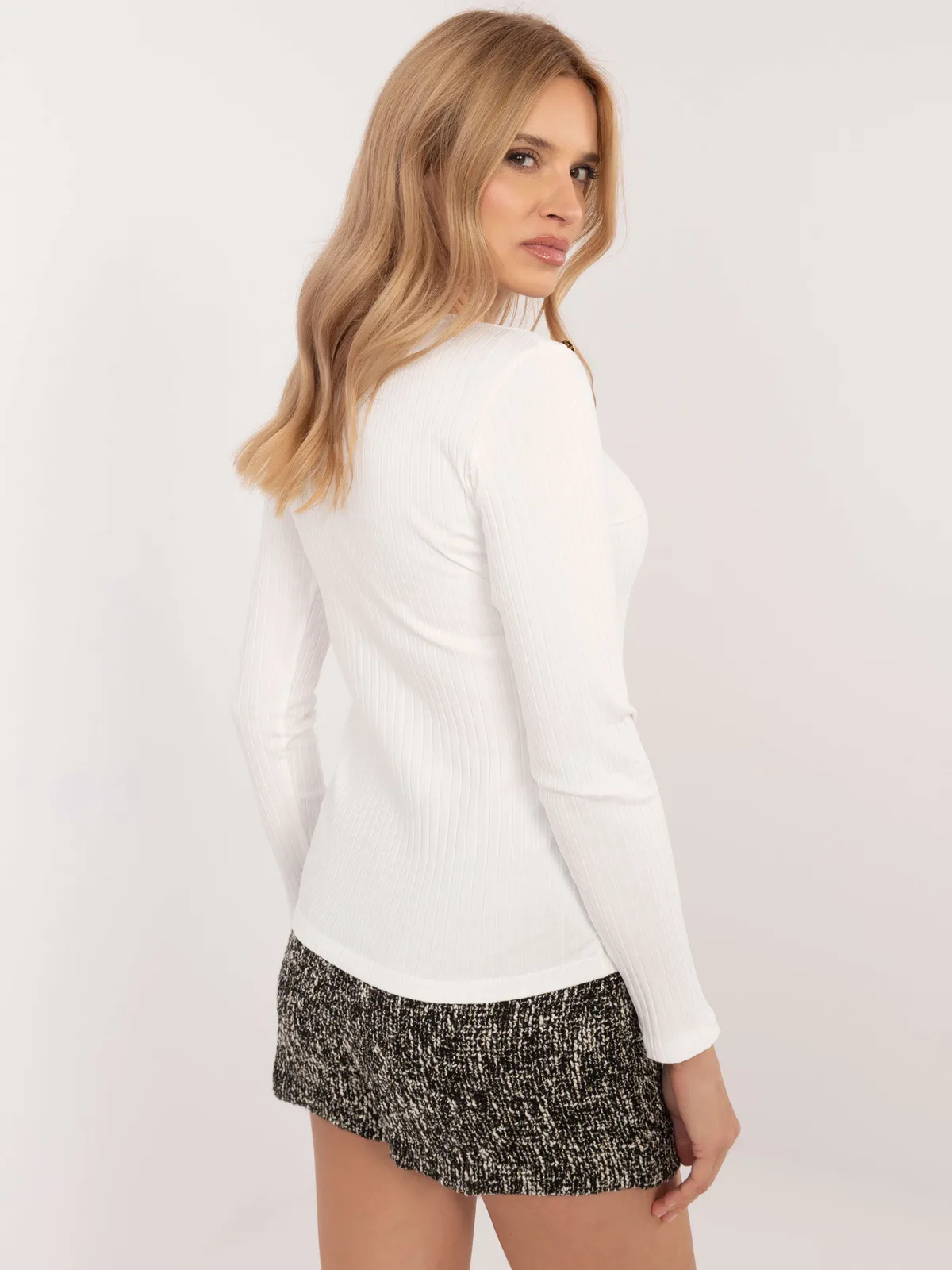 Prążkowana bluzka z dekoltem w serek i zdobieniami - zdjęcie 1