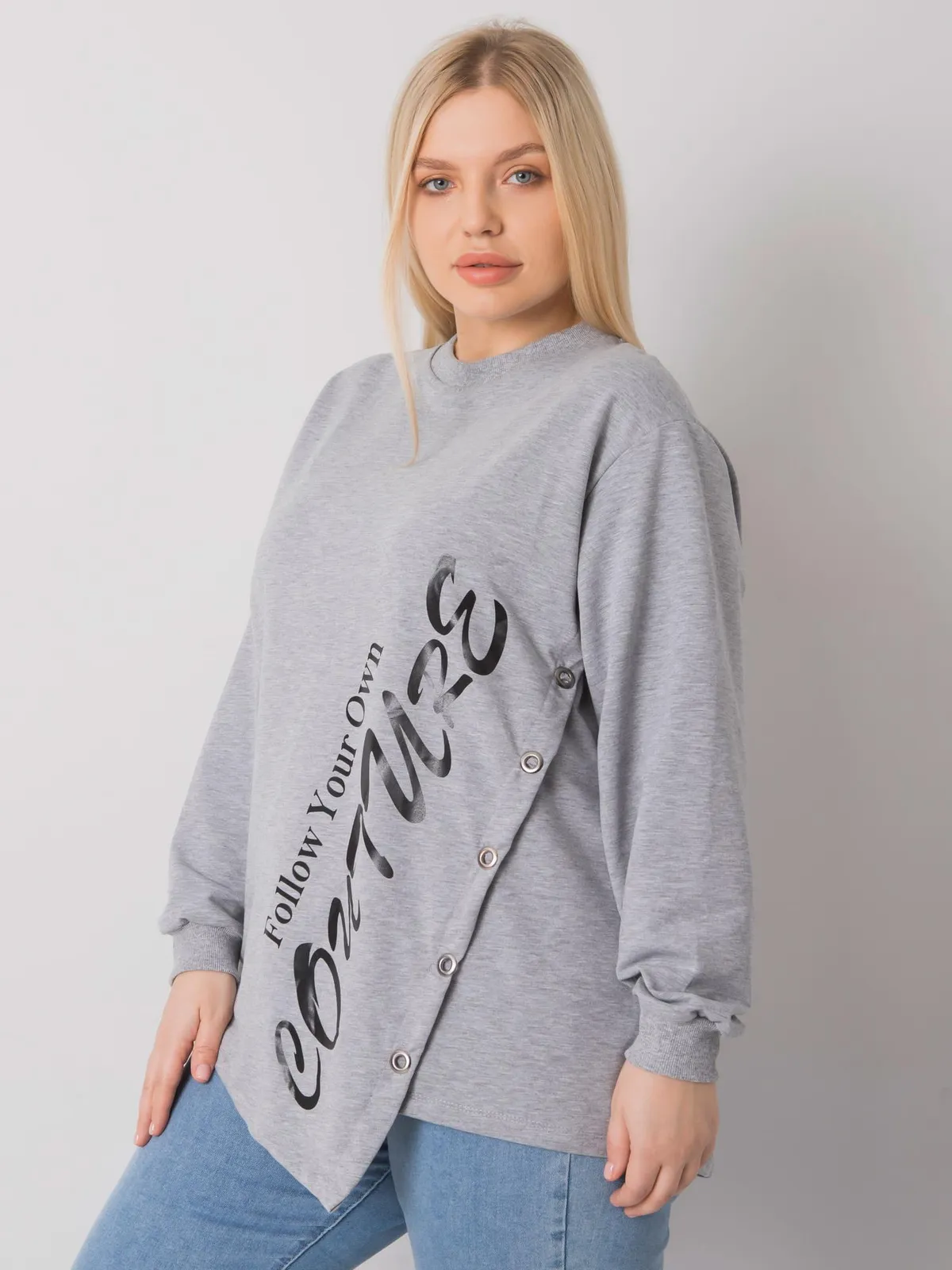 Szara melanżowa bluzka plus size z napisem - zdjęcie 2