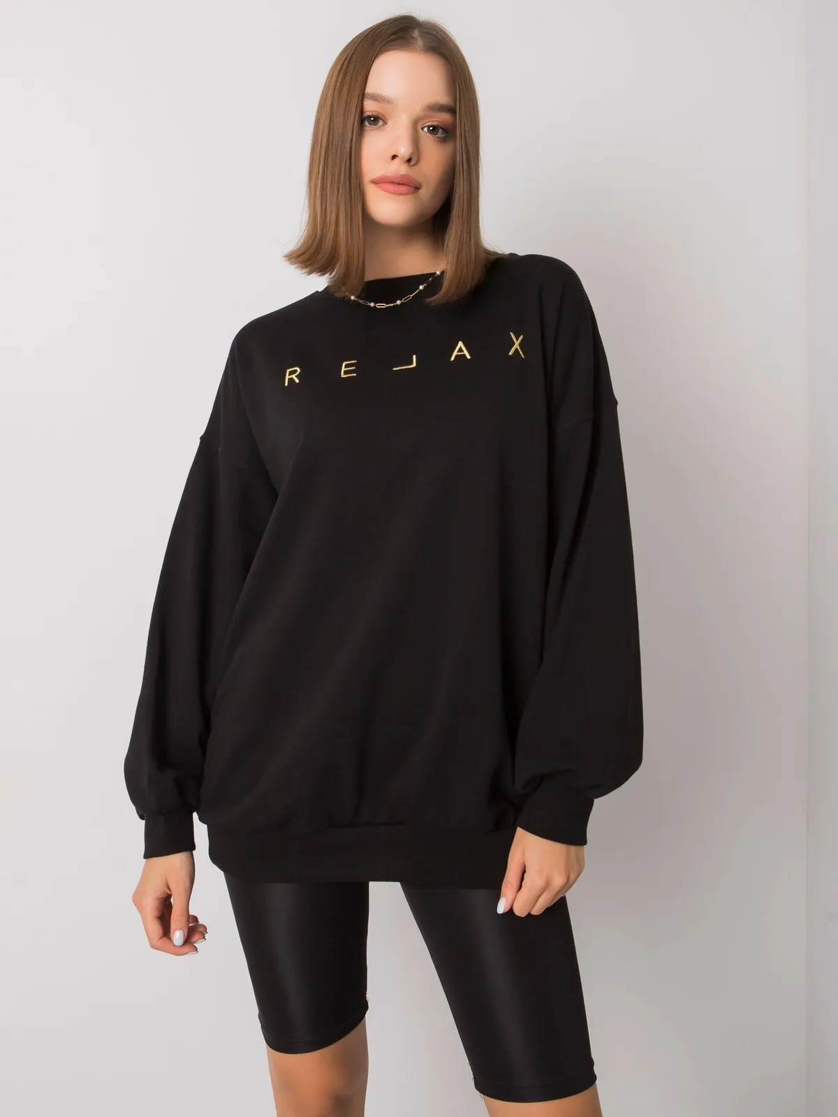 Czarna bluza bez kaptura - zdjęcie 4