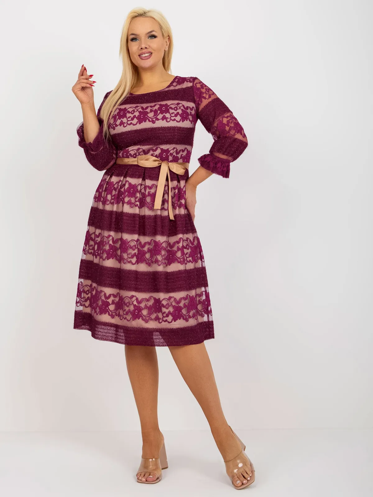 Fioletowa koktajlowa sukienka plus size z paskiem - zdjęcie 5