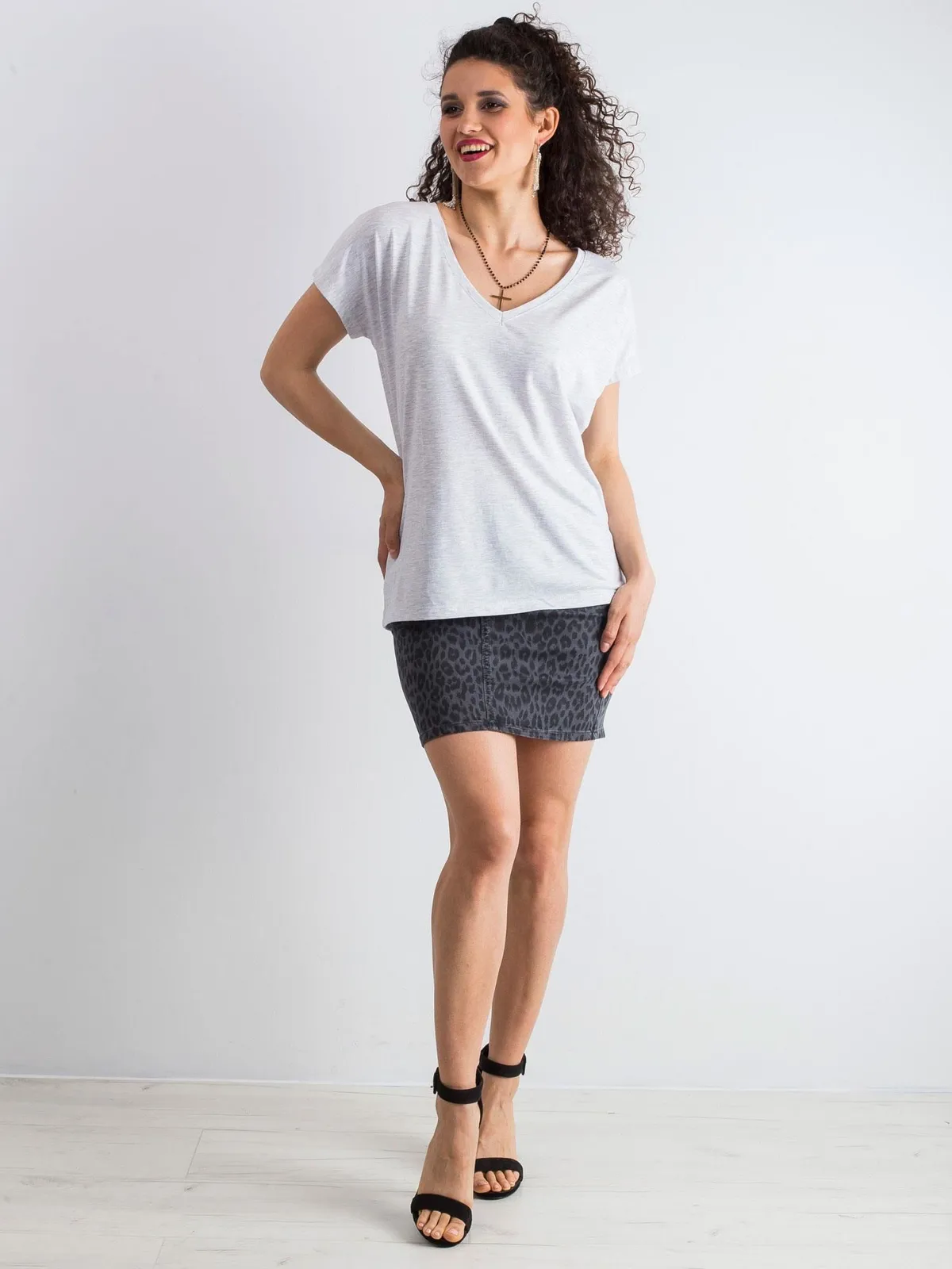 Melanżowy t-shirt V-neck jasnoszary - zdjęcie 10