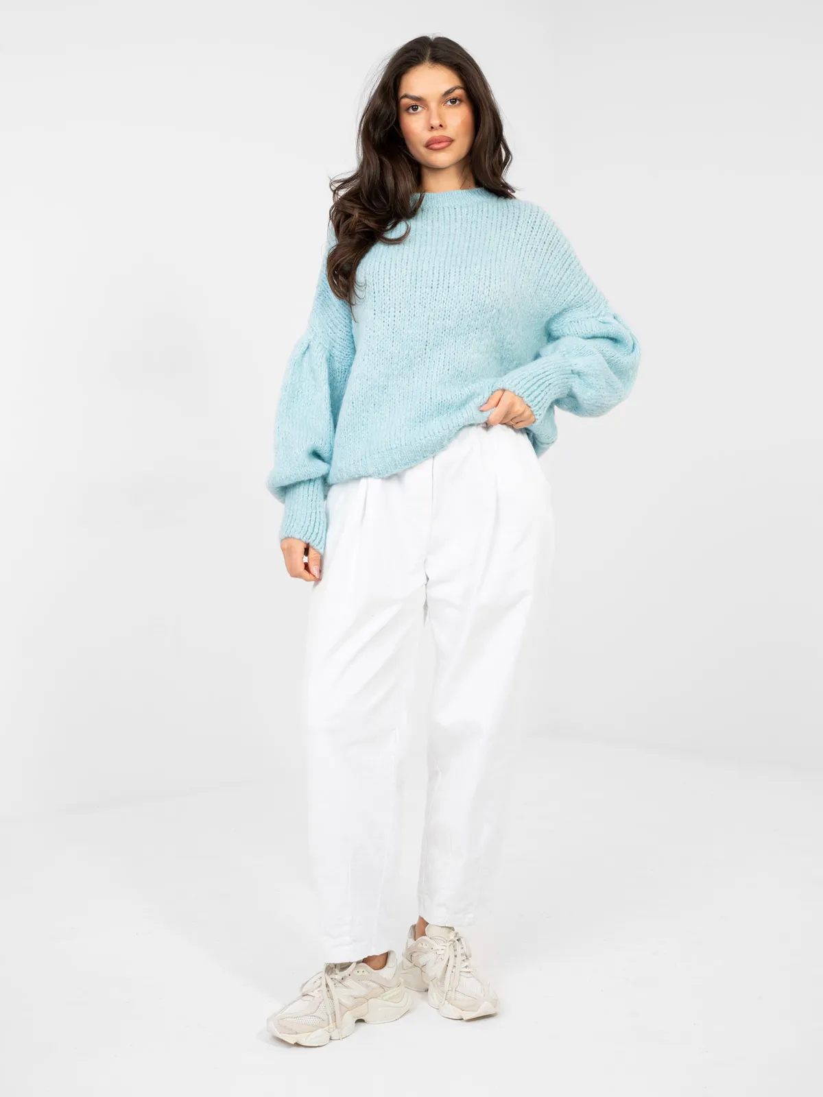 Oversize sweter z bufiastymi rękawami w stylu casual - zdjęcie 1