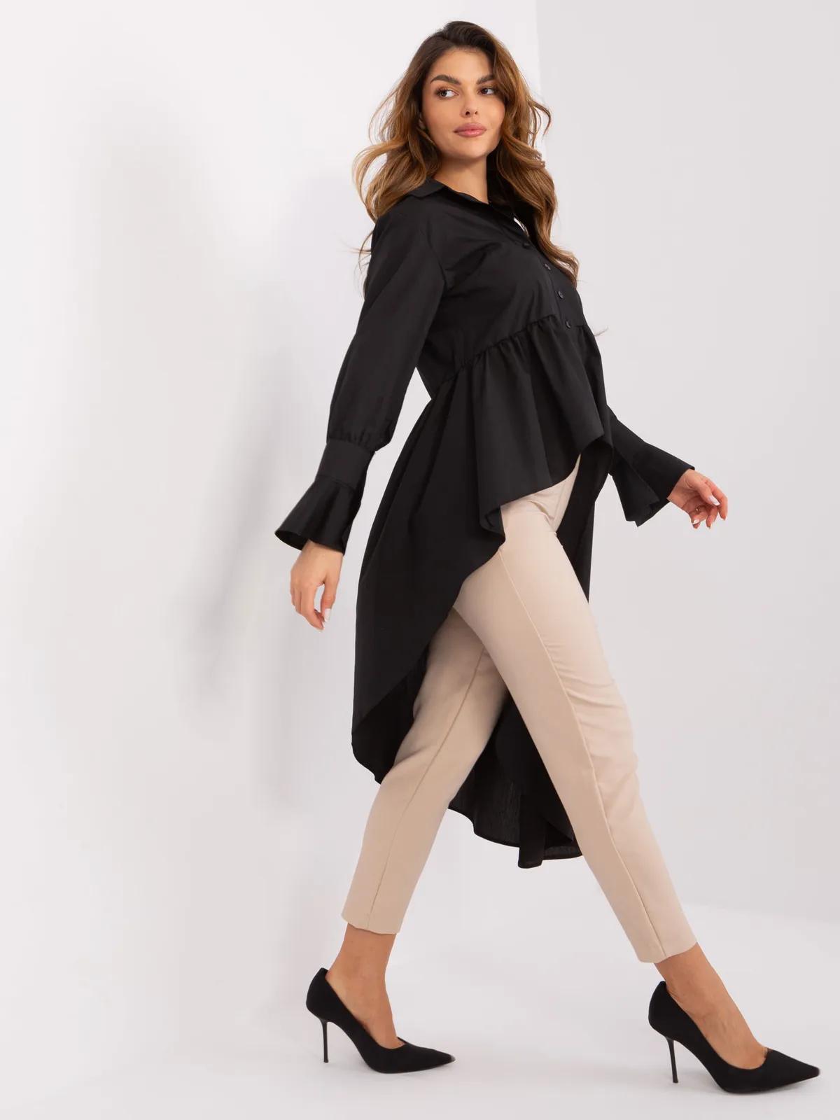 Asymetryczna koszula z falbanami i wydłużonym tyłem - zdjęcie 1