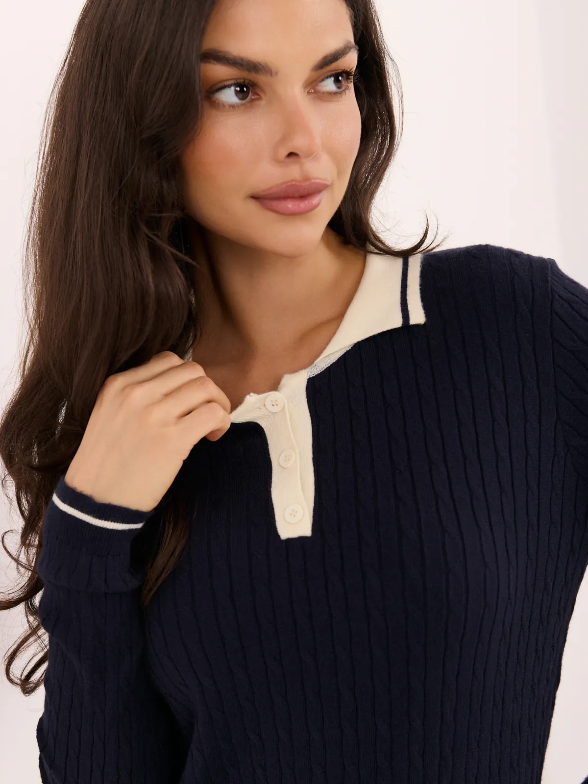 Dopasowany sweter z kołnierzykiem w stylu polo - zdjęcie 6
