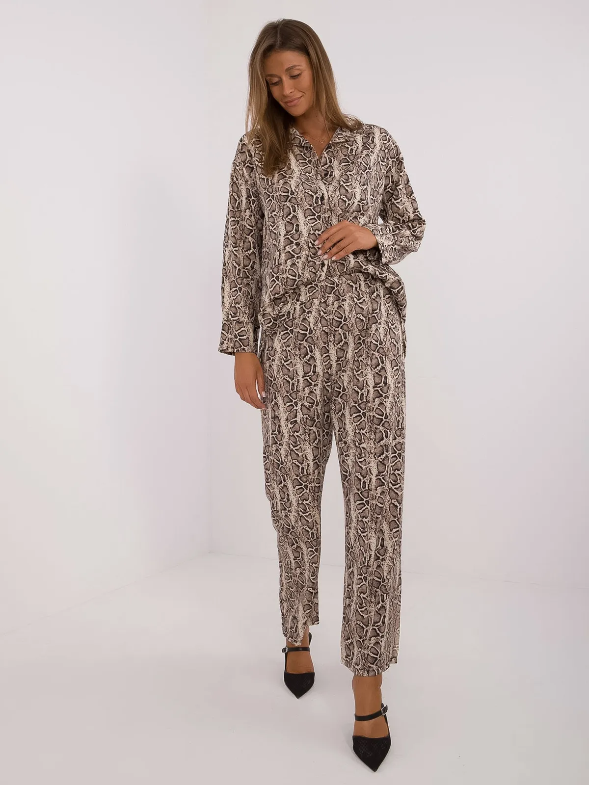 Dwuczęściowy komplet z koszulą oversize i spodniami - zdjęcie 1