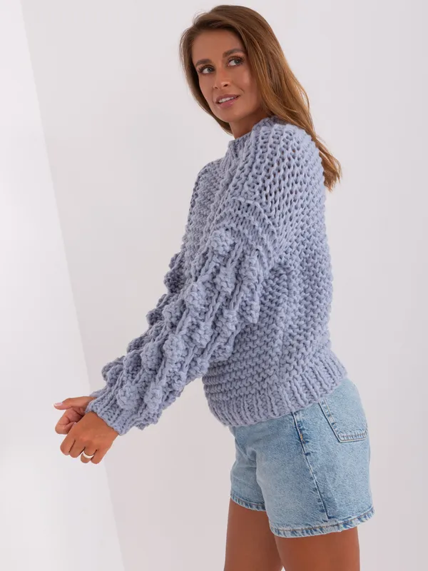 Fioletowy sweter oversize z bufiastym rękawem