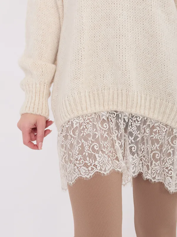 Oversize sweter z wykończeniem z subtelnej koronki