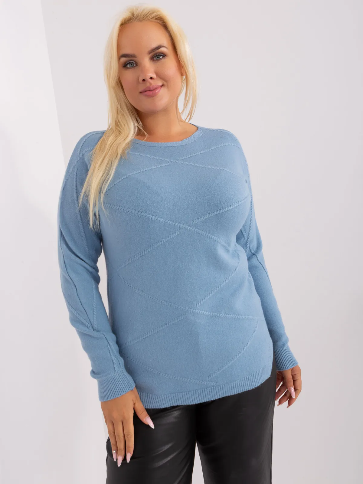 Zielony sweter plus size z okrągłym dekoltem - zdjęcie 3