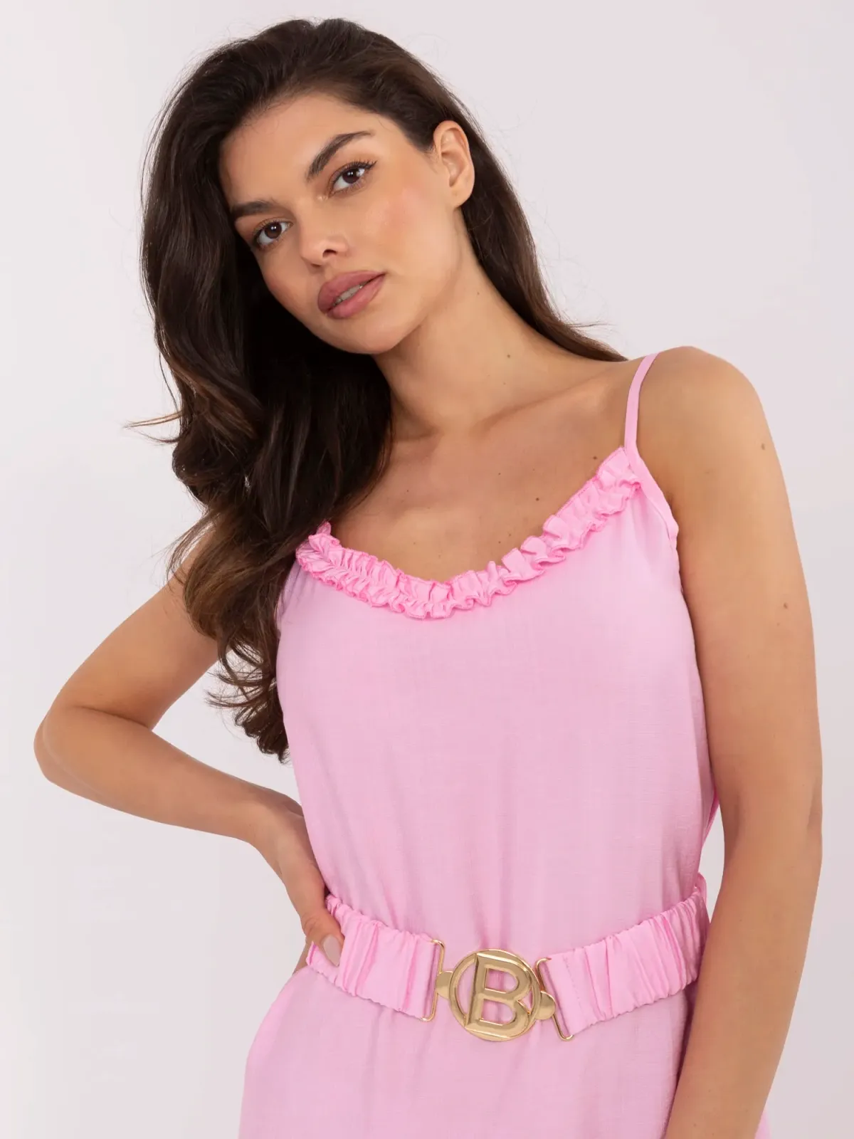 Maxi sukienka na ramiączkach z ozdobnym paskiem - zdjęcie 1