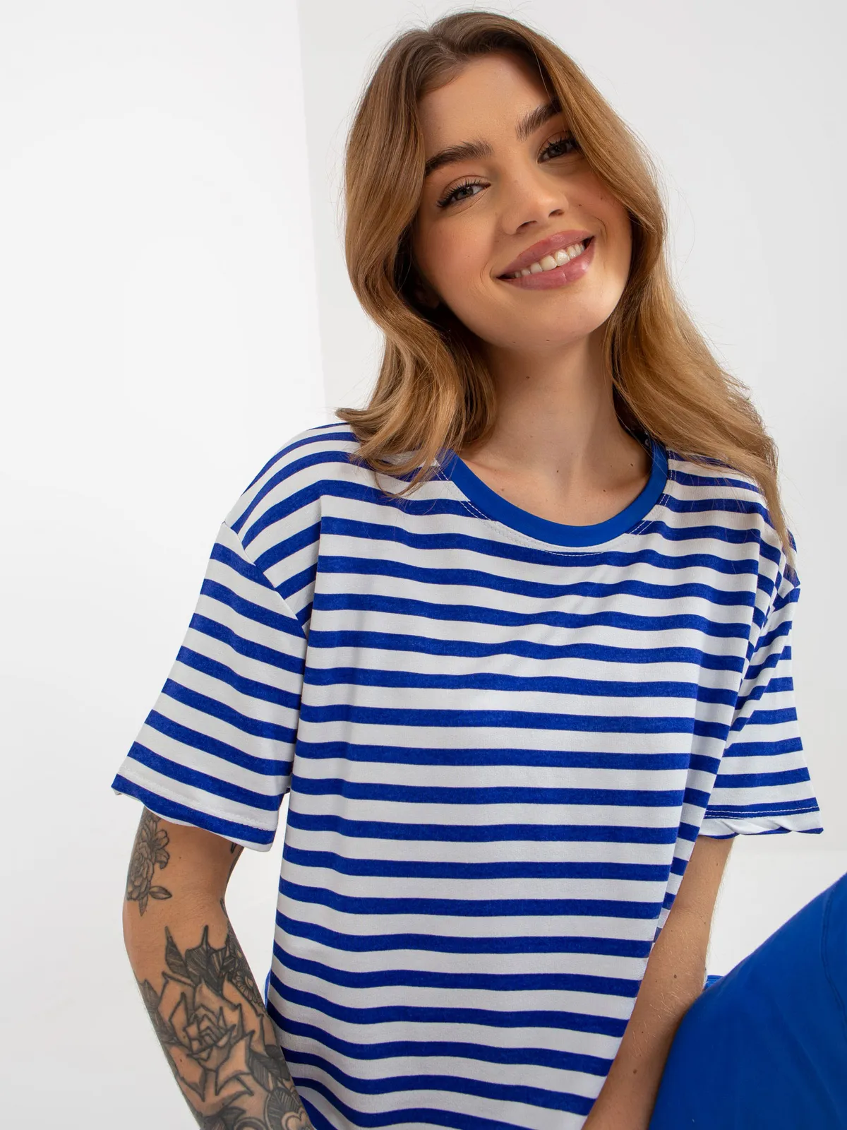 Granatowo-biały letni komplet basic z t-shirtem w paski - zdjęcie 2
