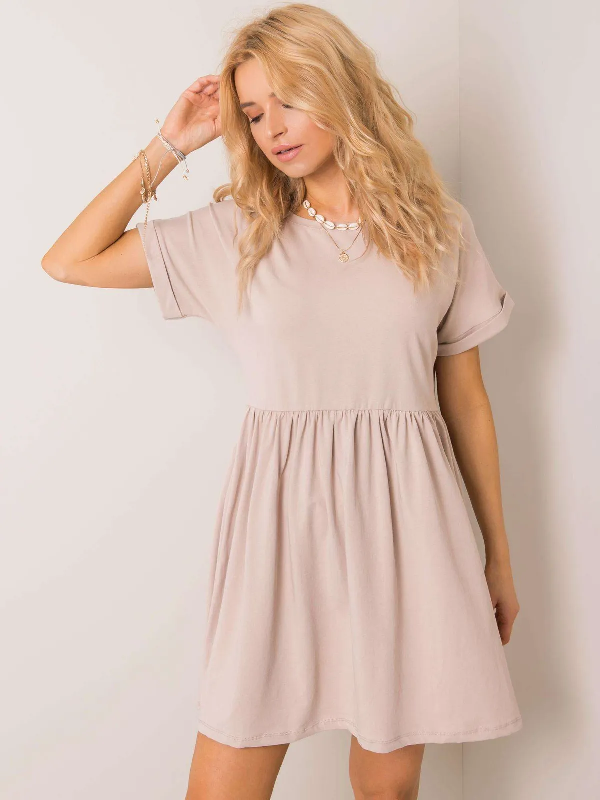 Casualowa sukienka z obniżonym stanem i podwiniętymi rękawami - zdjęcie 1