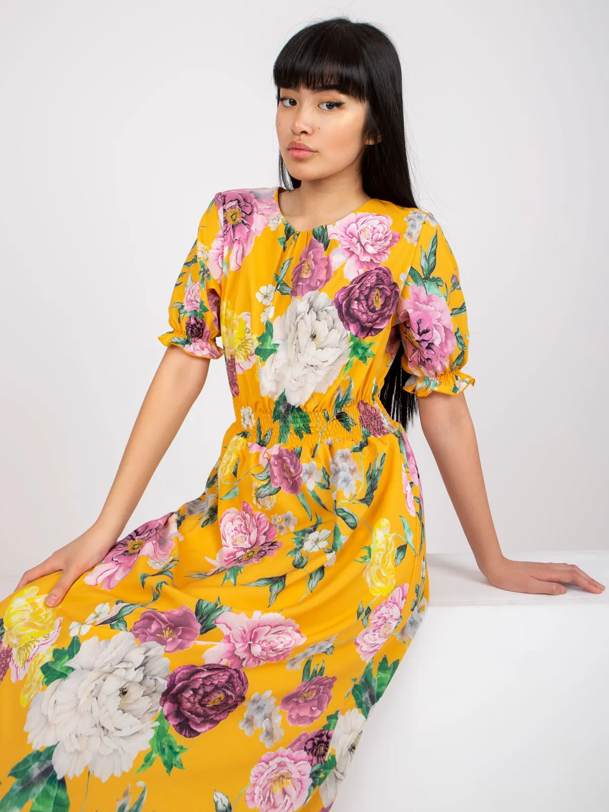 Sukienka midi z kwiatowym wzorem i marszczeniem - zdjęcie 1