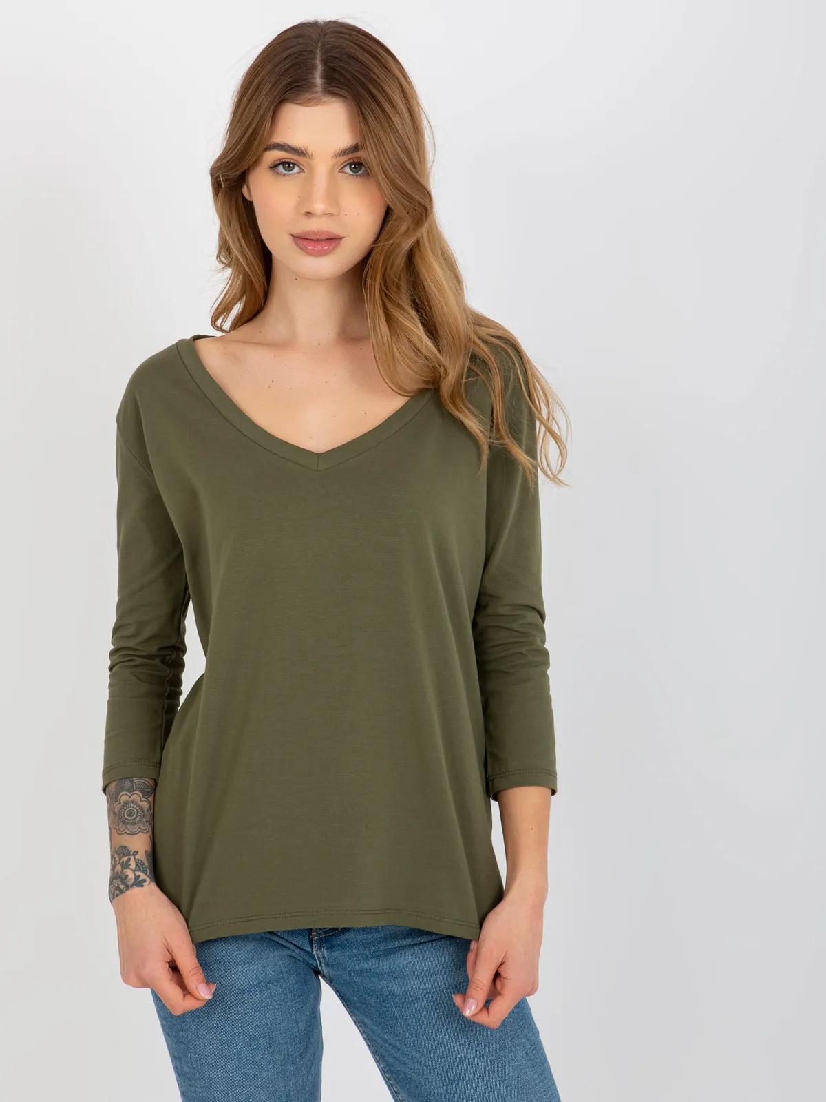 Khaki bawełniana bluzka basic z dekoltem w serek - zdjęcie 5