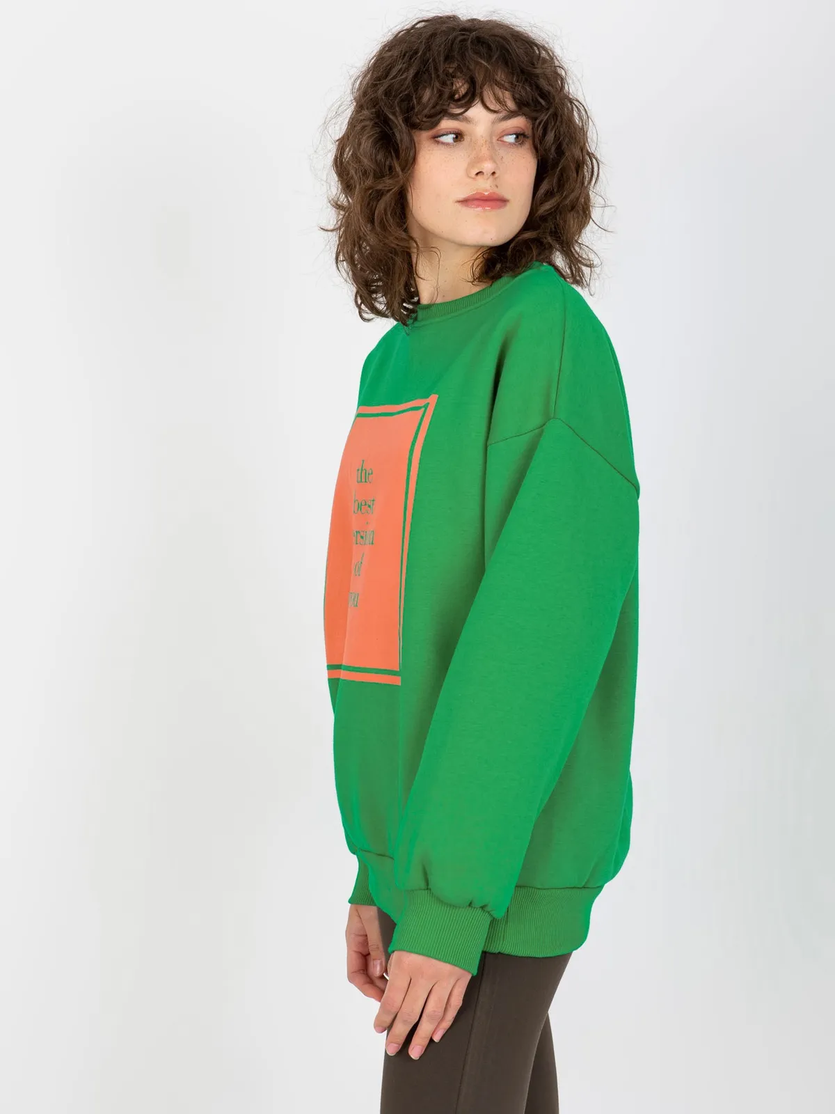 Ecru ocieplana bluza oversize z nadrukiem - zdjęcie 2