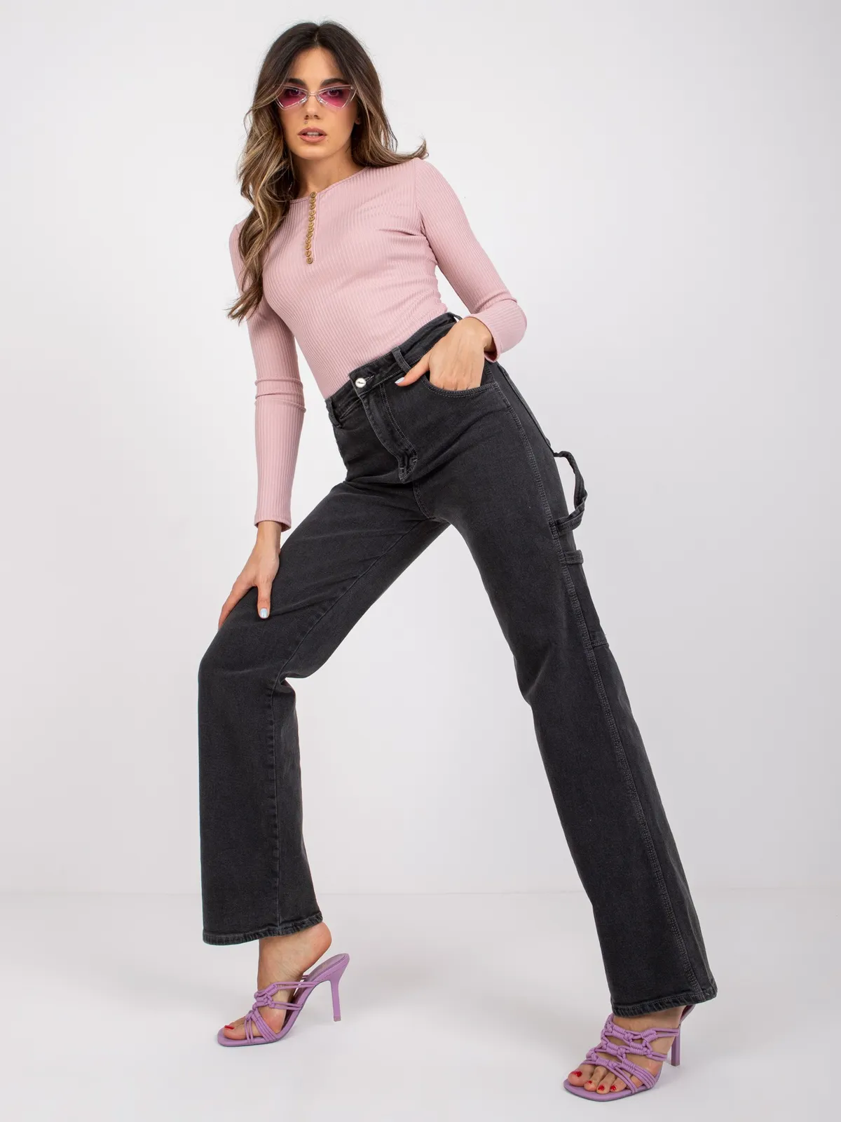 Dopasowane spodnie cargo o kroju regular fit - zdjęcie 1