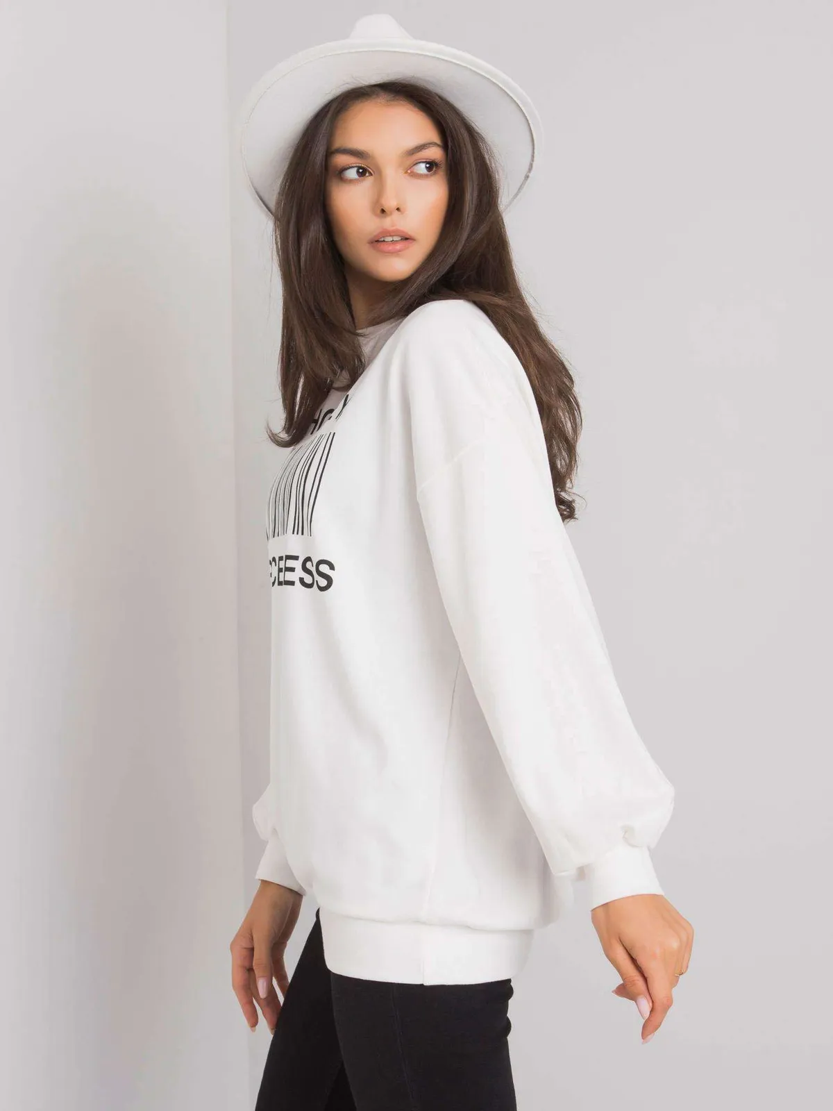 Beżowa bluza z printem - zdjęcie 4