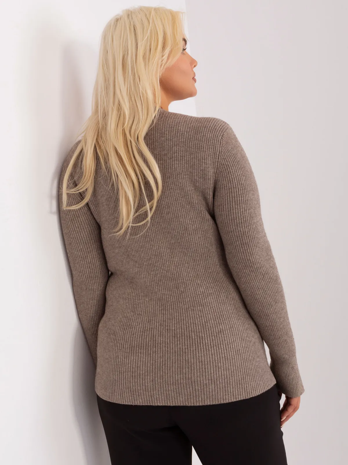 Jasnobeżowy damski sweter plus size z dekoltem V - zdjęcie 3