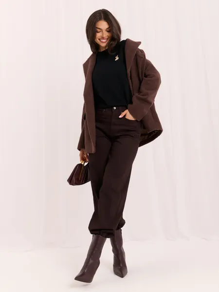 Casualowy sweter z haftowanym detalem