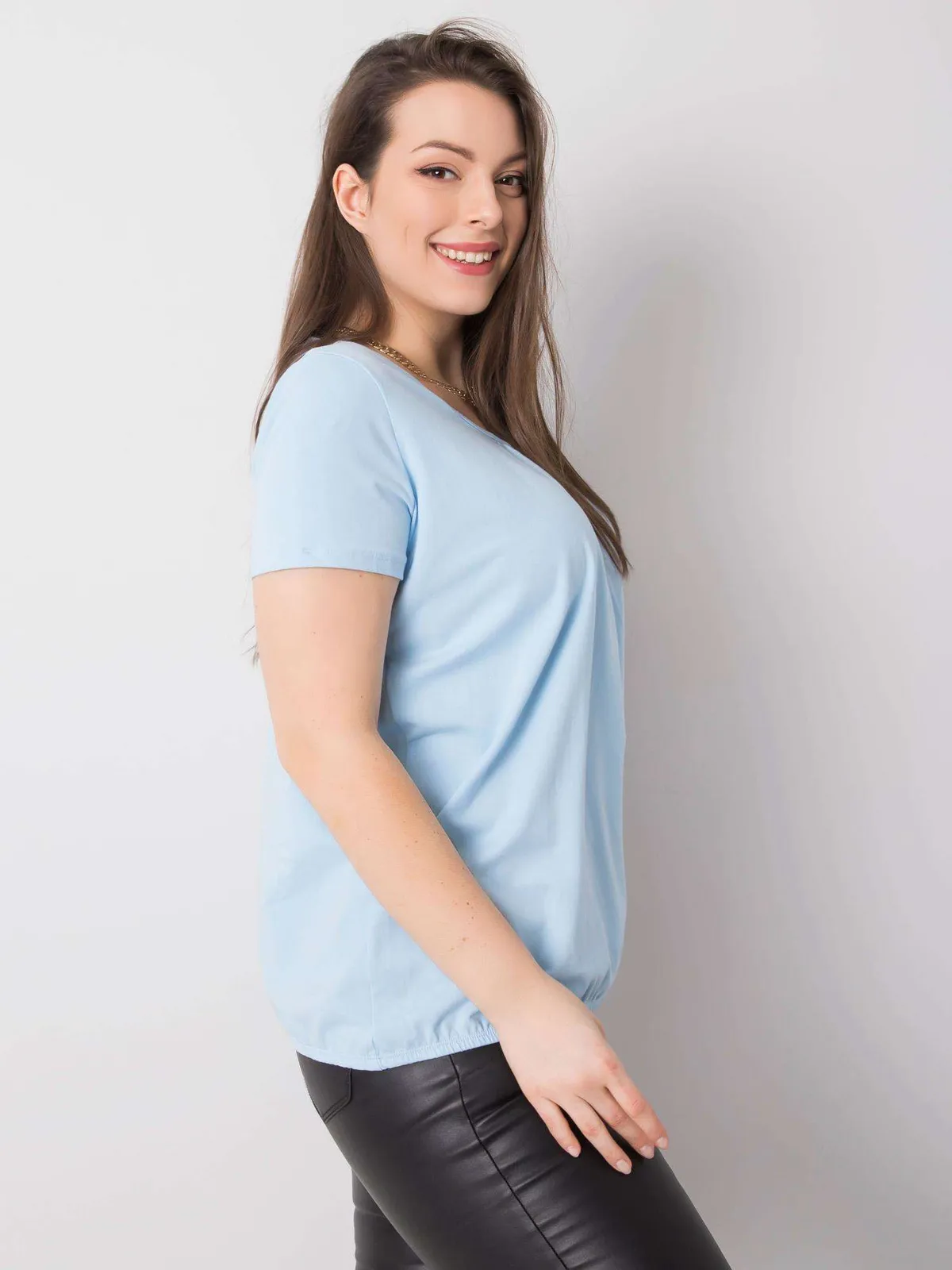 Jasnoniebieska bawełniana bluzka plus size - zdjęcie 9