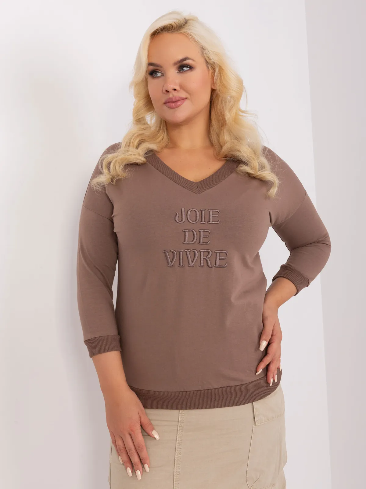 Czerwona damska bluzka plus size z dekoltem V - zdjęcie 4