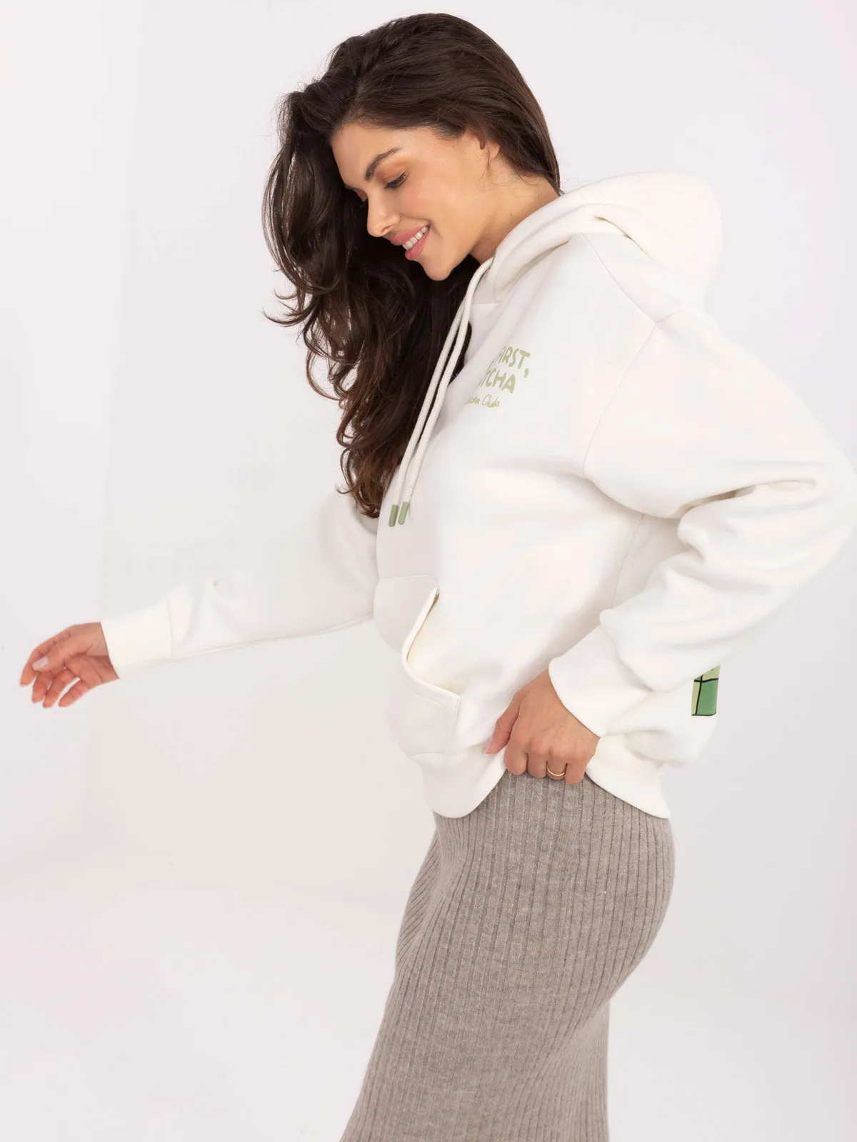 Oversize bluza z kapturem i graficznym nadrukiem - zdjęcie 4