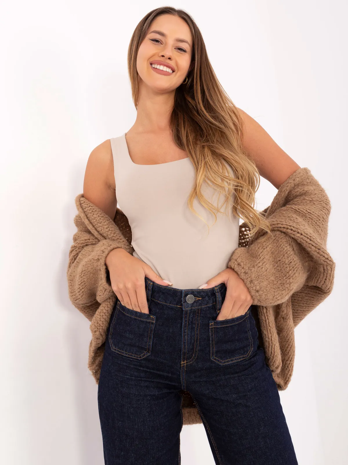 Spodnie jeansowe o kroju wide leg z kieszeniami - zdjęcie 1