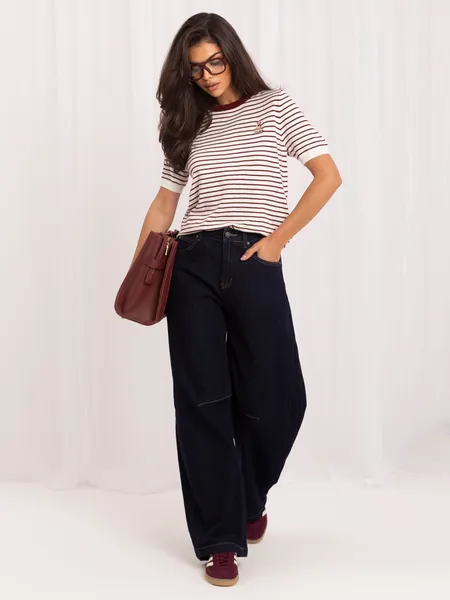 Casualowy sweter w paski z haftowanym motywem