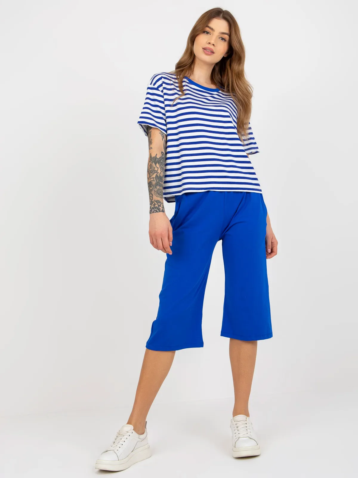 Granatowo-biały letni komplet basic z t-shirtem w paski - zdjęcie 3