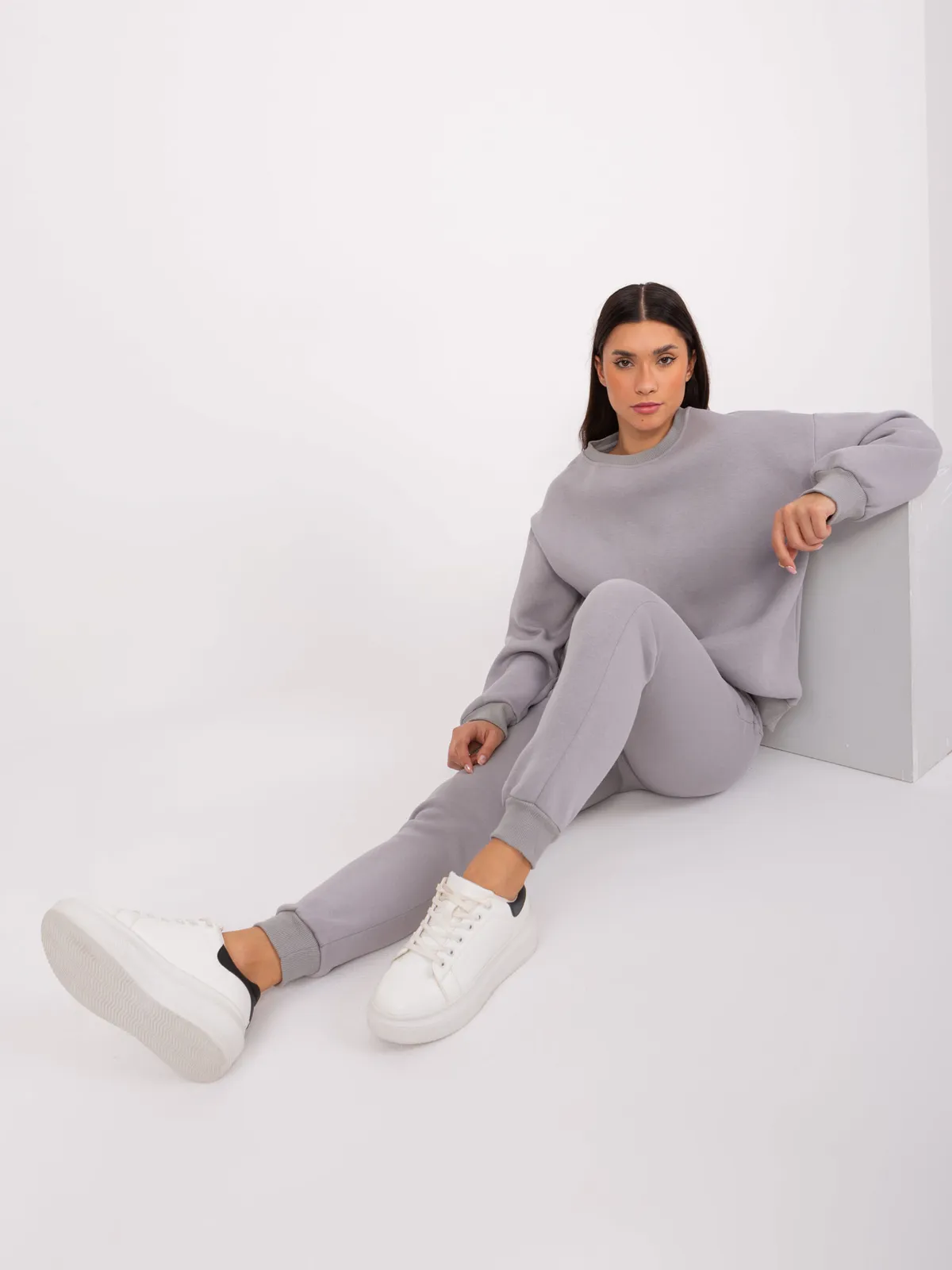 Szary dresowy komplet basic - zdjęcie 6