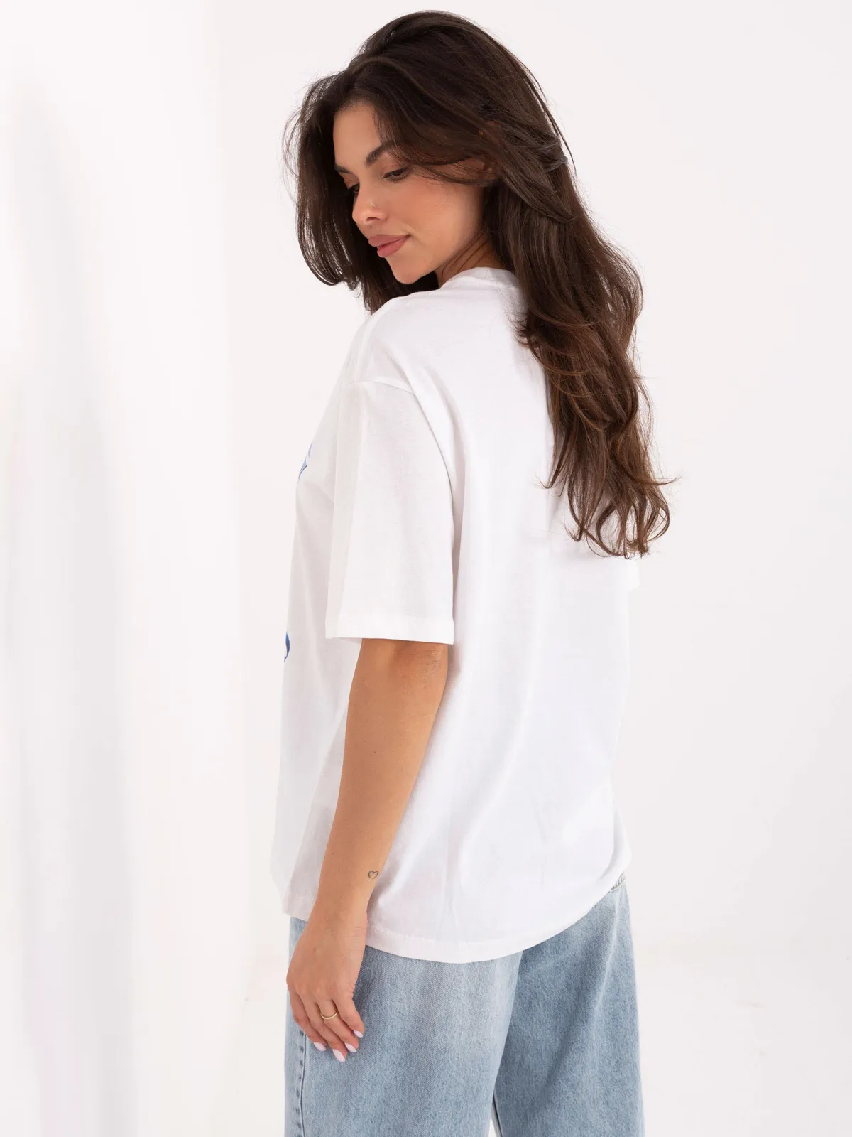 T-shirt oversize z nadrukiem kotka w stylu casual - zdjęcie 2
