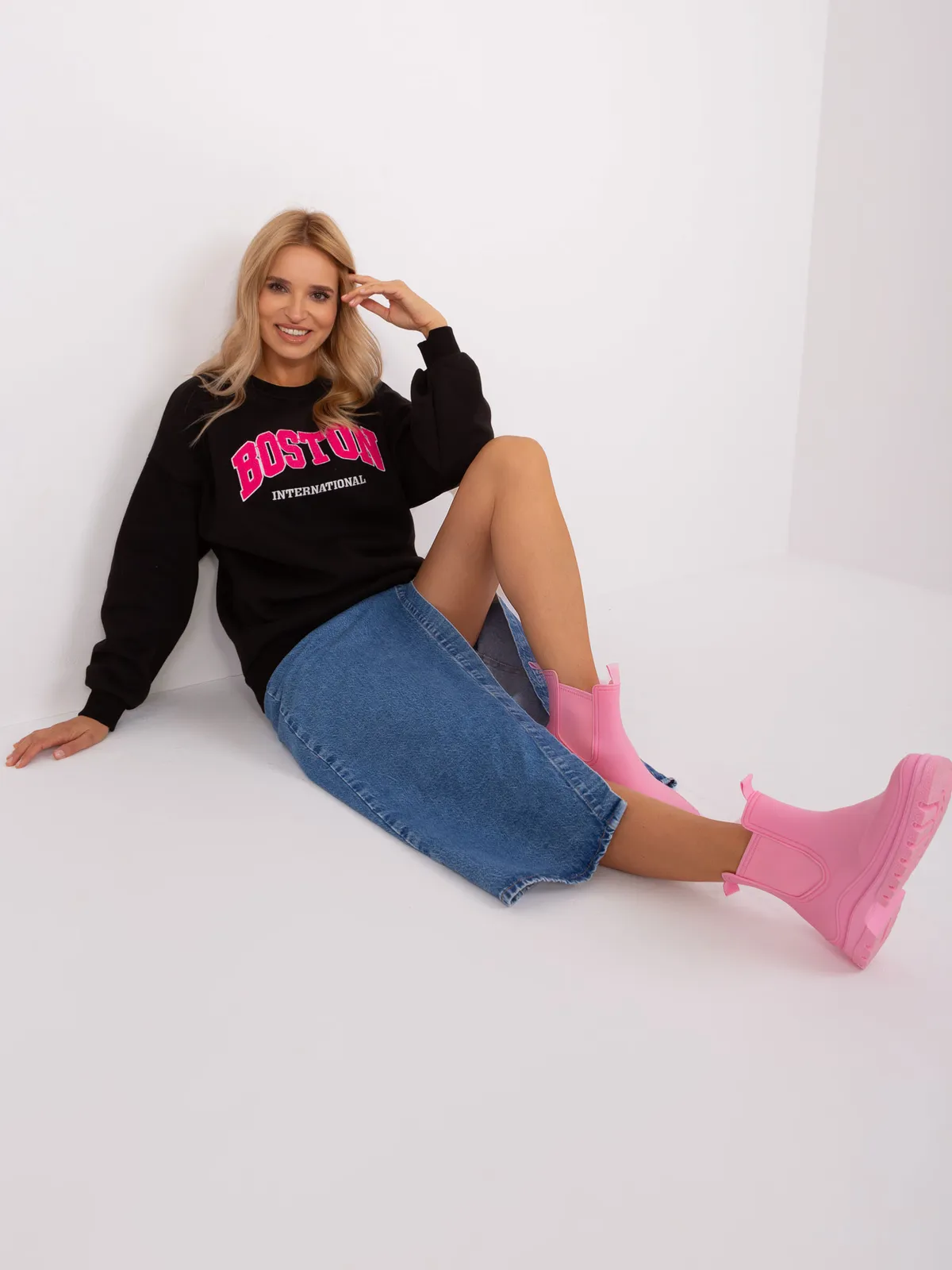 Czarna dresowa bluza bez kaptura z napisem - zdjęcie 4