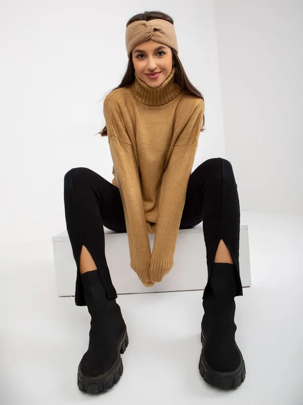 Camelowy luźny sweter z wysokim golfem RUE PARIS