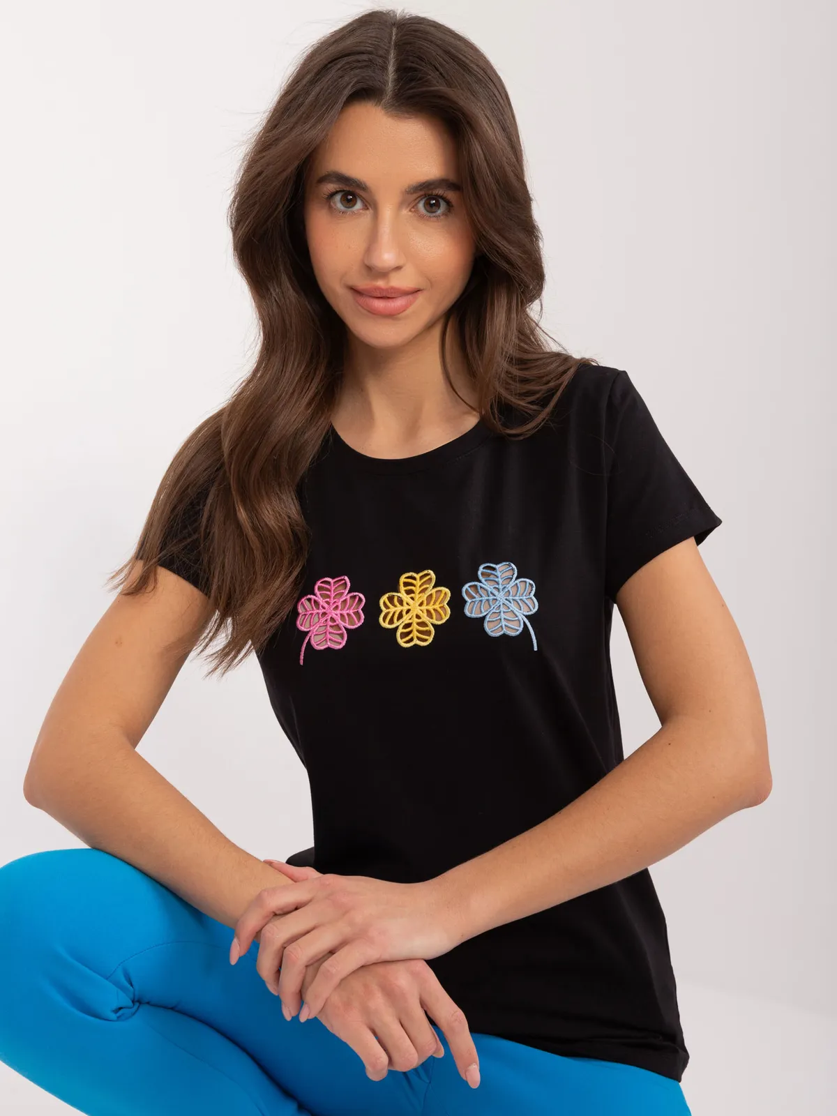 Casualowy T-shirt z haftowanym motywem koniczyn - zdjęcie 1