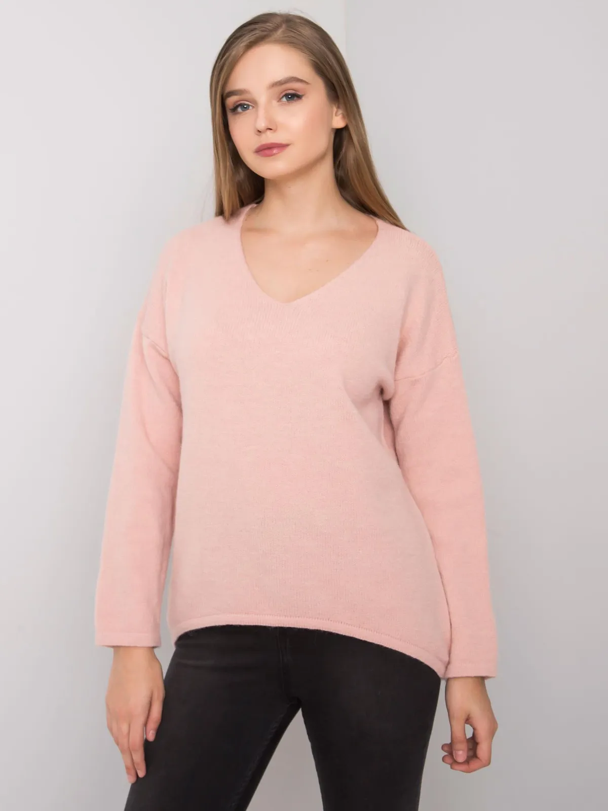 Jasnoróżowy sweter oversize - zdjęcie 5