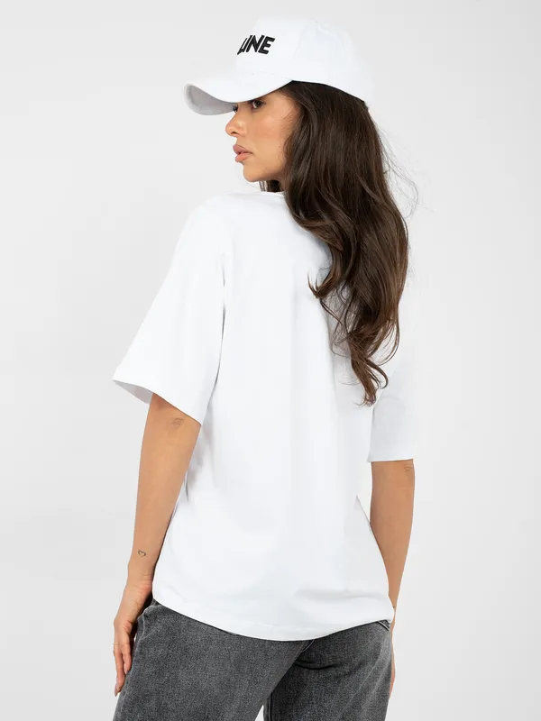 Minimalistyczny T-shirt o swobodnym kroju oversize