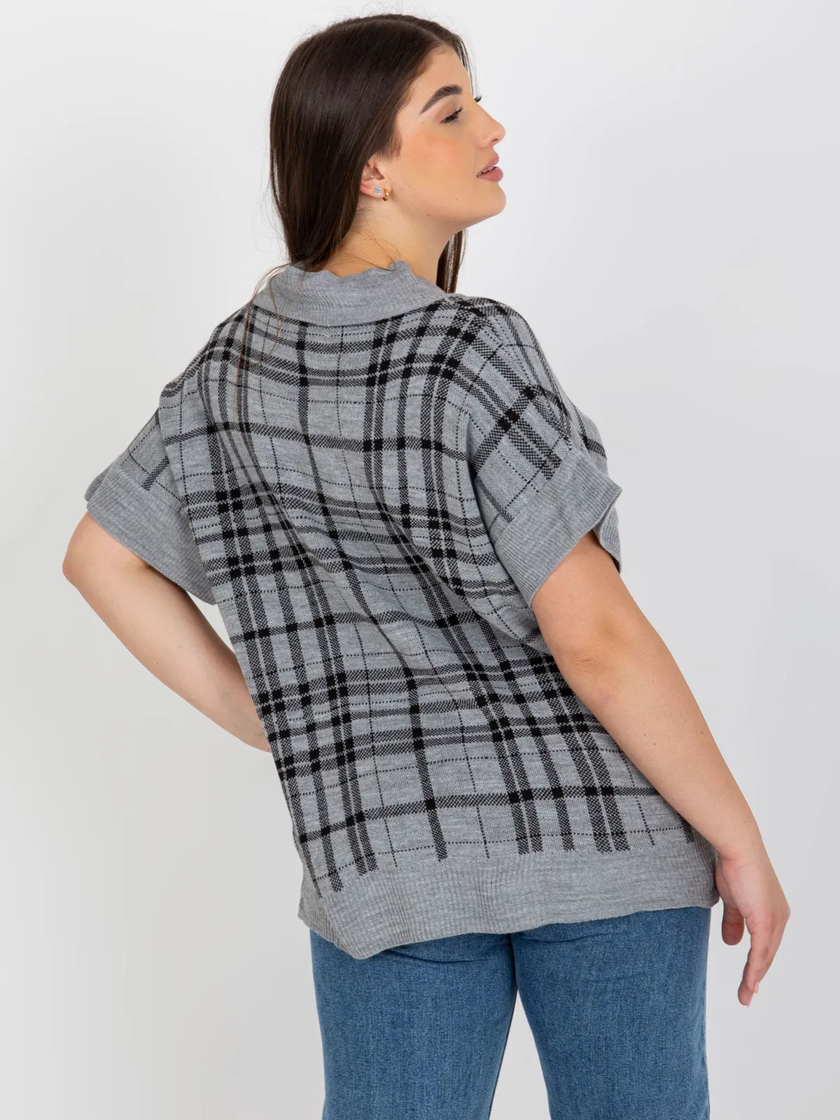 Szara dzianinowa kamizelka plus size z dekoltem V - zdjęcie 5