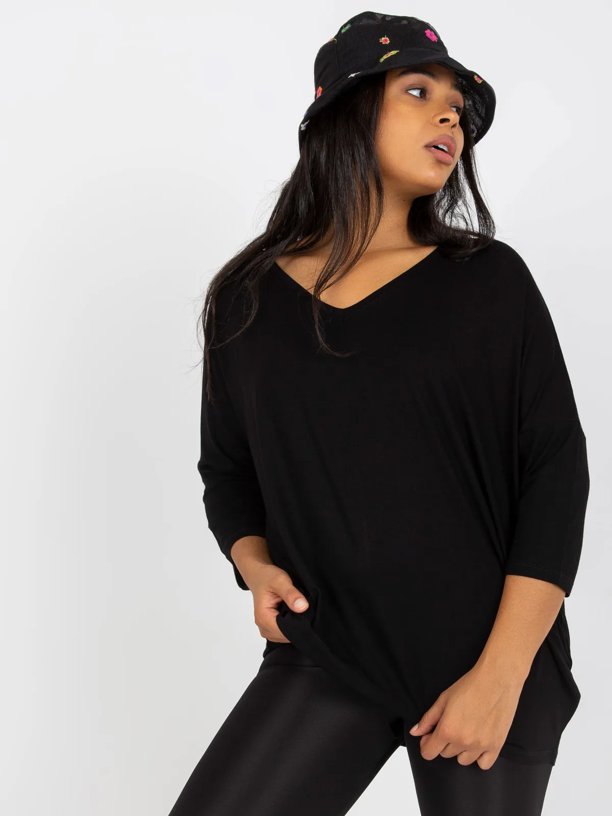 Biała codzienna bluzka plus size z dekoltem w serek - zdjęcie 5
