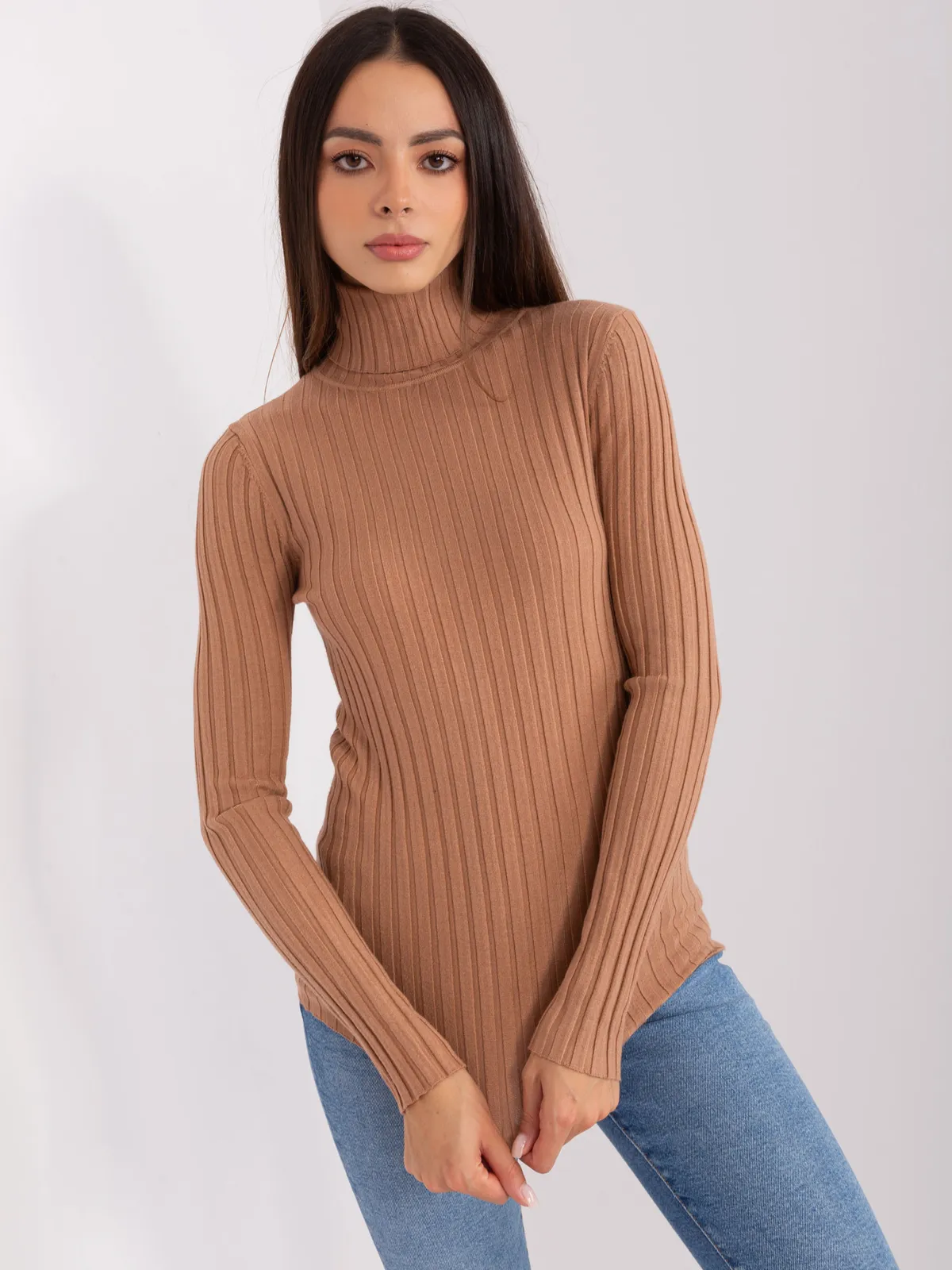 Ecru dopasowany sweter z golfem - zdjęcie 2