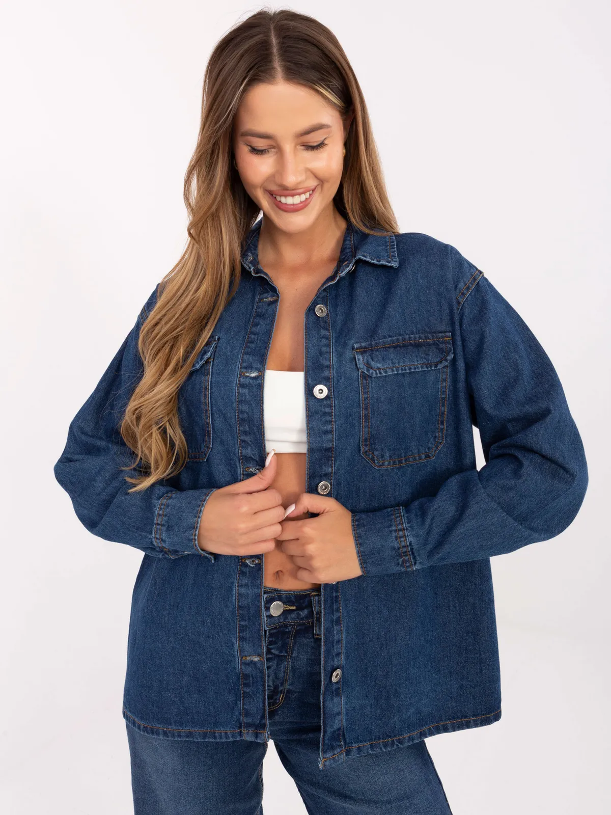 Koszula o kroju oversize z kieszeniami - zdjęcie 1