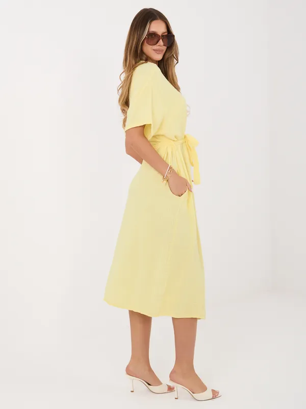 Sukienka szmizjerka z subtelnym kołnierzykiem i paskiem - widok 2